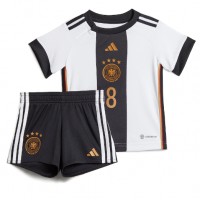 Billiga Tyskland Leon Goretzka #8 Barnkläder Hemma fotbollskläder till baby VM 2022 Kortärmad (+ Korta byxor)